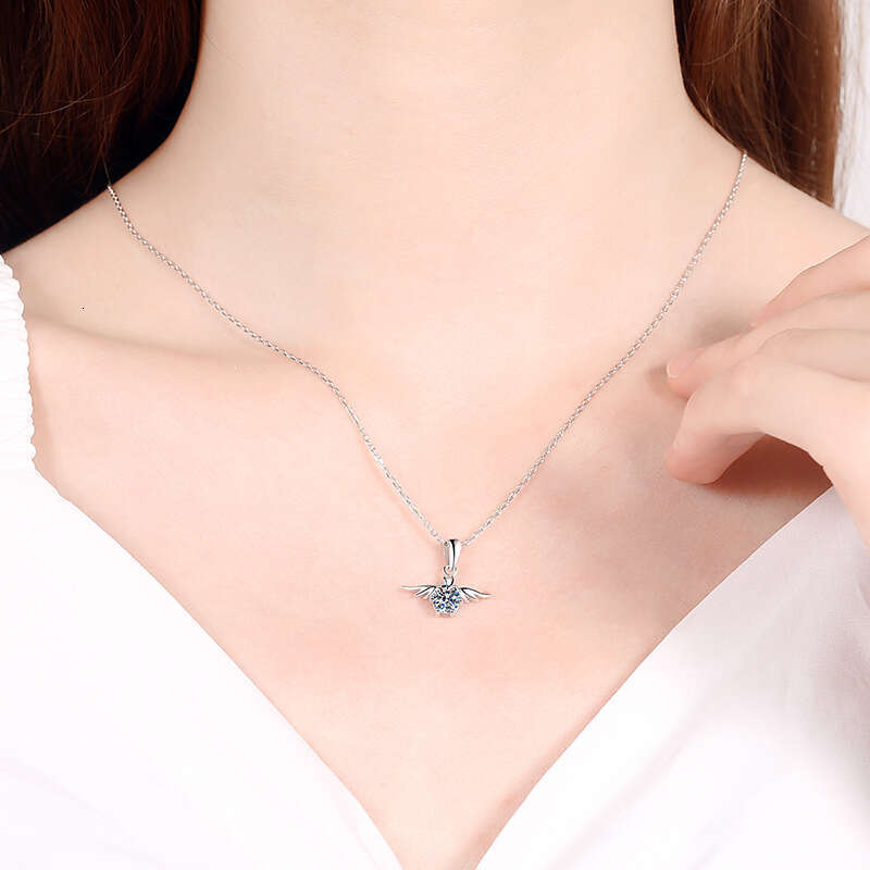 DHCollections-- S Sier Angel Necklace for Women Plated PT950 Inlaid with Moissanite Simulated Pendant Fashion Clavicle Chain