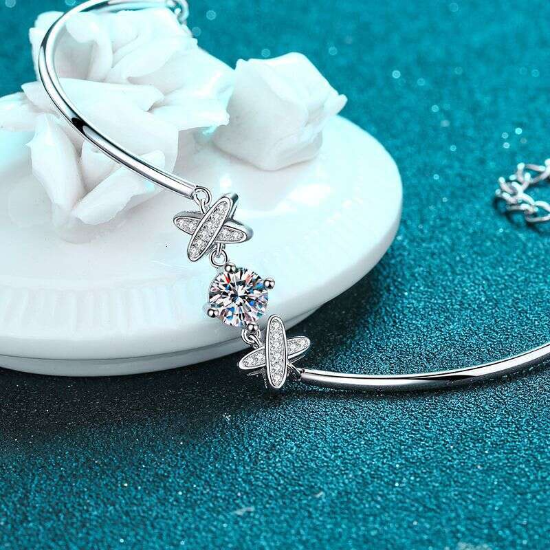 DHCollections-- XDY Pure Sier for Women Plated with PT950 Gold Four-Prong One Moissanite Bracelet Straight
