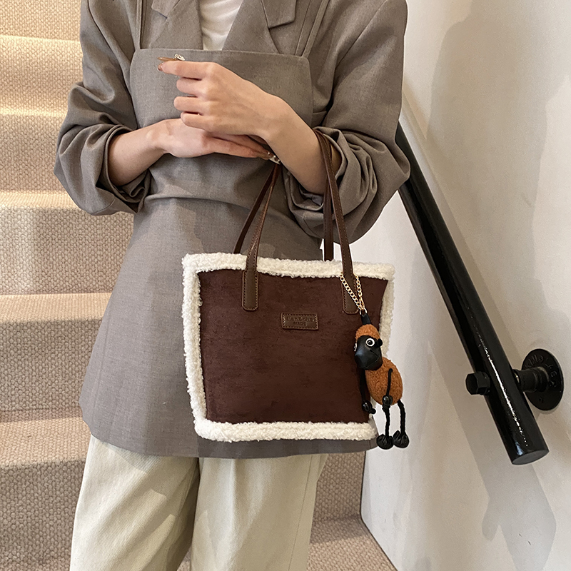 Women's 2025 New Autumn Winter Super Hot Lamb Wool Fur Velvet Vegetable Basket Casual Versatile Shoulder Bag