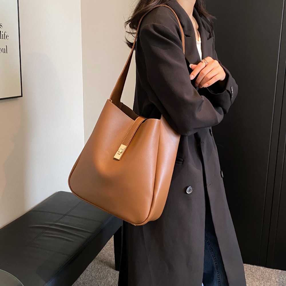 Retro Style Womens Leather Shoulder Bag - Luxury Designer Handbag for Winter