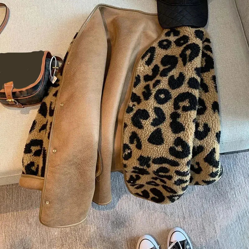 Vintage Leopard Print Winter Warm Coats Female Fashion Lightweight Lamb Wool Jacket Women Casual Loose Plush Short Outerwear 251021