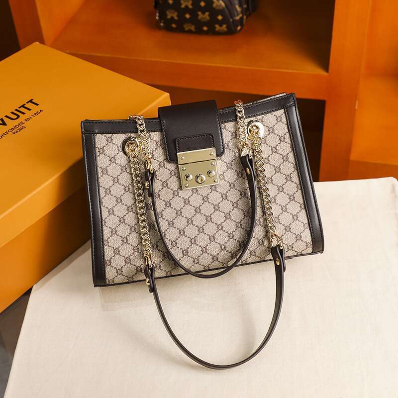 Hot Selling Hong Kong New Genuine Leather Chain Underarm Crossbody Bag Women's Brand Grand And Large Capacity Designer Bags Free Labubu Pendant A