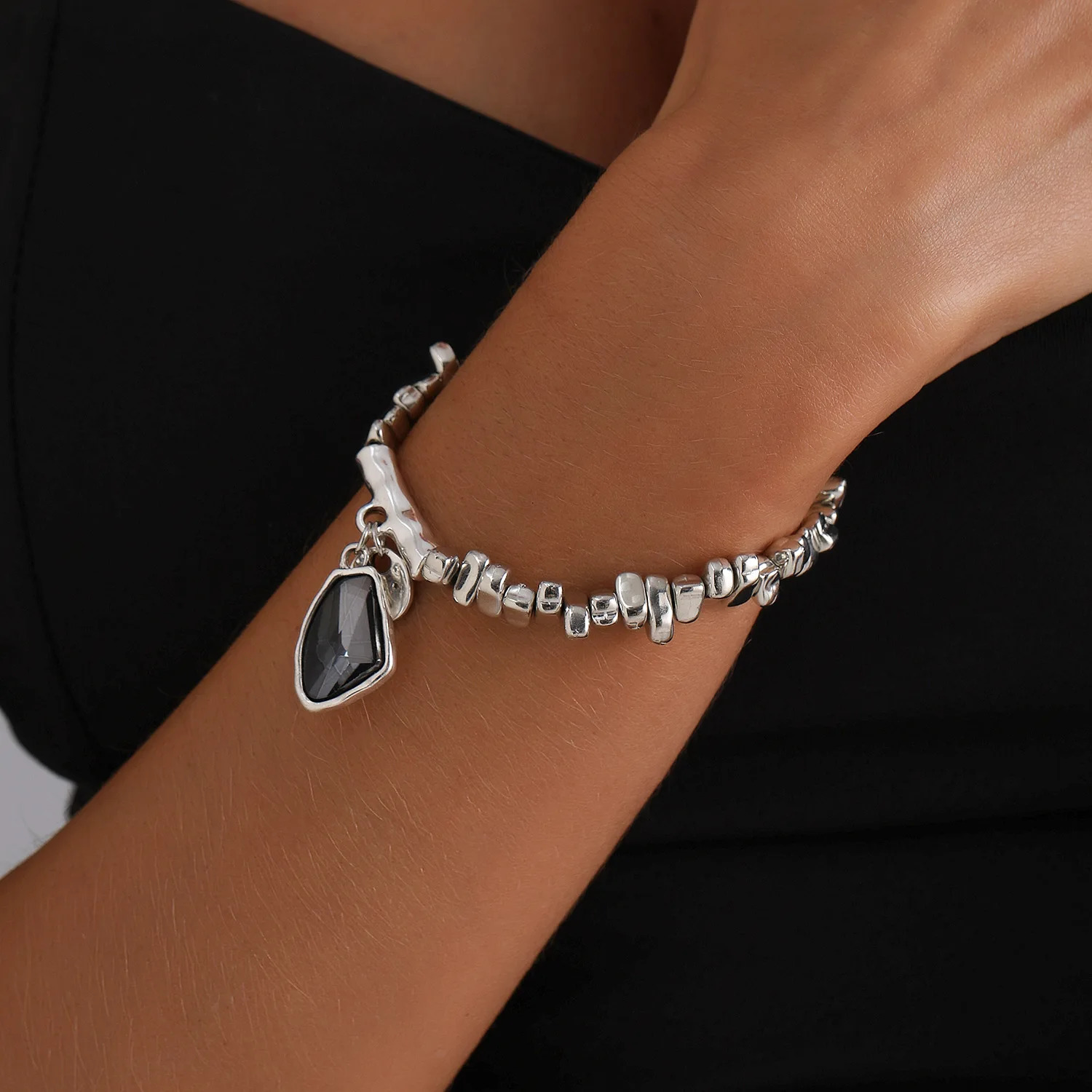 Irregular Beads Choker Necklace for Women Fashion Elegant Bracelets Black Heart Pendant Necklaces Wedding Party Jewelry Gift 251016