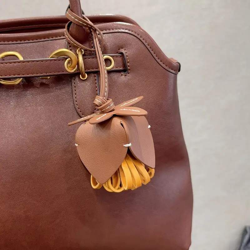 Fall Winter New Strawberry Braided Rope Knot Bag Charms Leather Suede Hydrangea Pendant Keychain Premium Womens Color Blocked Fashionable Charm