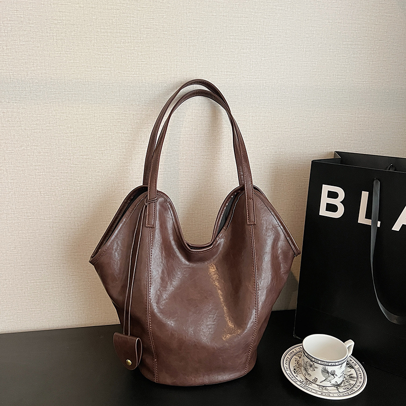 2025 Summer Women's Large Capacity Handheld Shoulder Bag Exquisite Simple Multi functional Outdoor Commuter Crossbody Bag Fashionable Mobile Phon