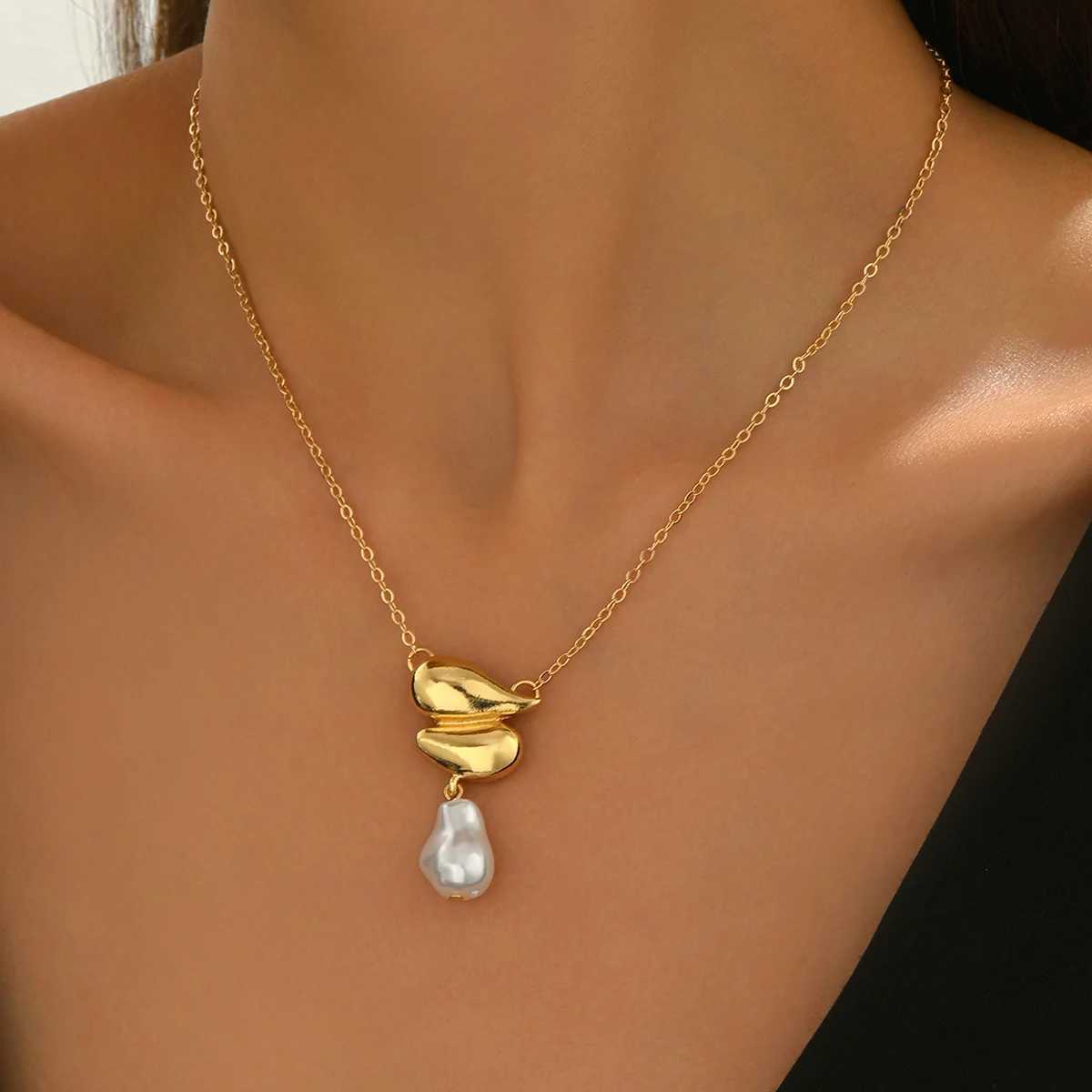 Womens Irregular Charm Necklace With Pearl Delicate Elegant Gold Color Baroque Pearl Charm Necklace Party JewelryXJ251024