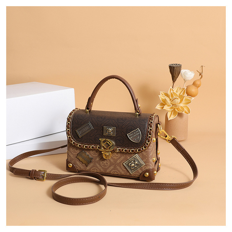 Luxury Brand Designer Bag Textured Niche Design Single Shoulder Bag Trendy Badge Bag Women's Fashion Crossbody Bag Handheld Box Bag