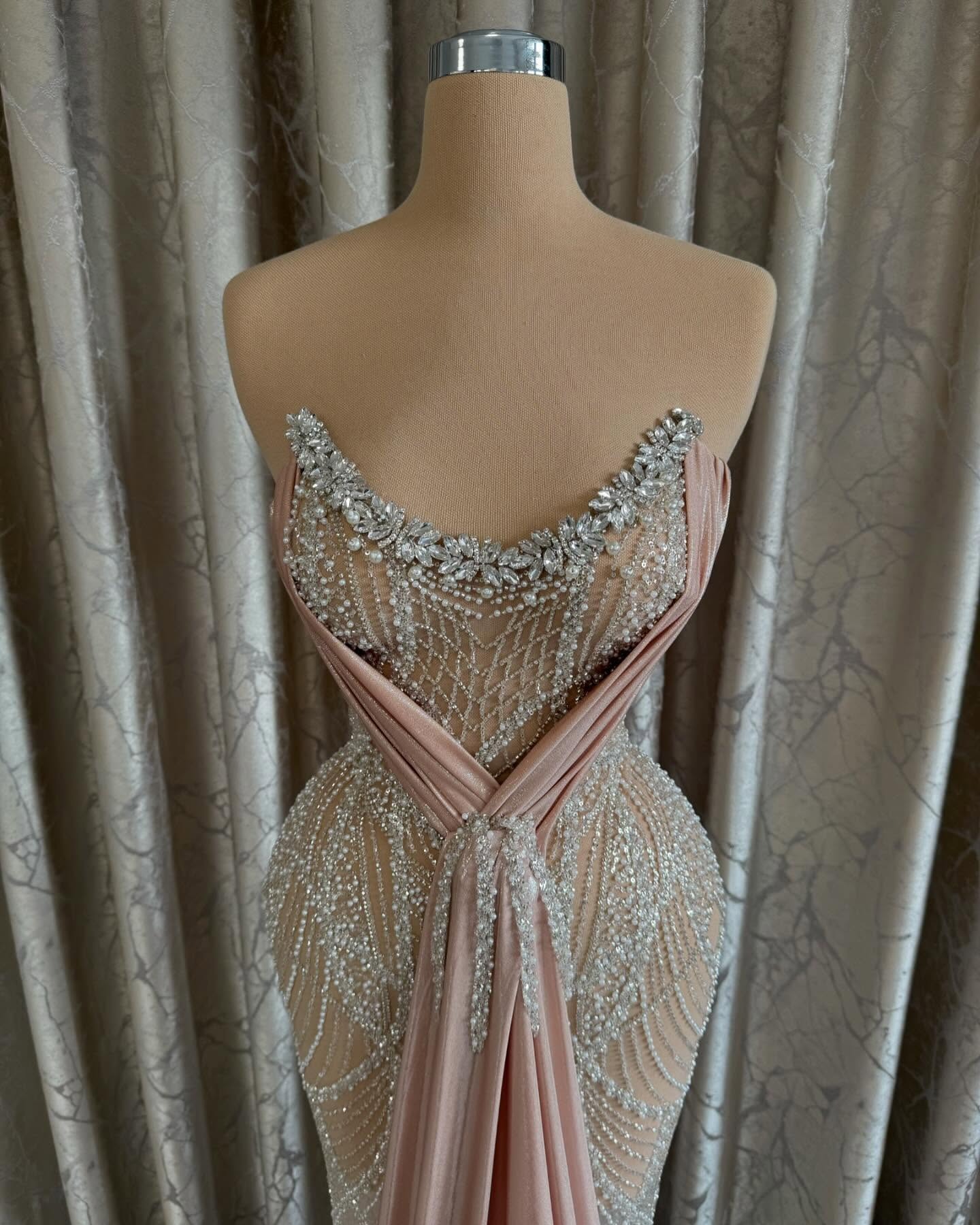 Sexy Evening Dresses Crystal Sequins See Through Gown Strapless Sleeveless Backless Sweep Train Dress Party Customized Dress