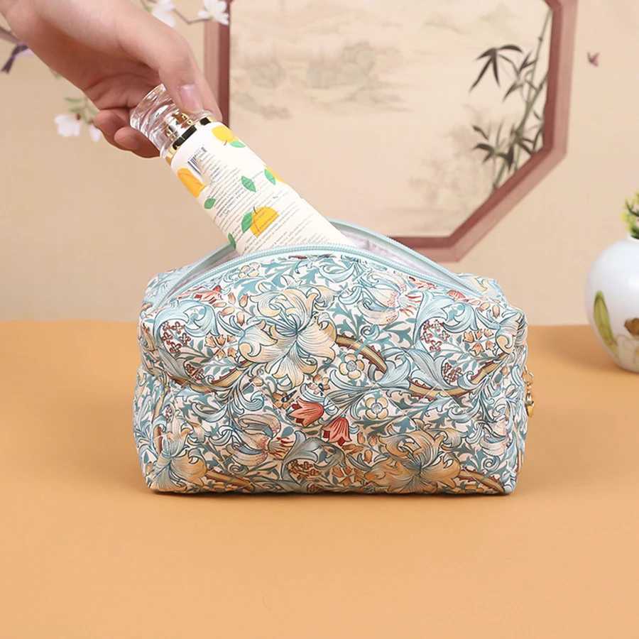 Small Floral Quilted Makeup Bag Travel Skincare Zipper Pouch Large Capacity Portable Storage Bag Soft PouchT251024