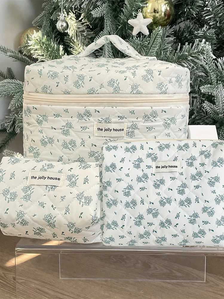 Floral Pattern Travel Cosmetic Bag Portable Cosmetic Bag is suitable for womens travel and School essentials Makeup BagT251024
