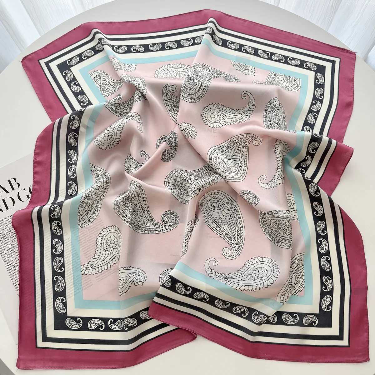 Luxury Paisley Print Shl Square Scarf for Wen Soft Satin Wrs Neckerchief Fem Hair Bands Ribbon band Bandana Y251024