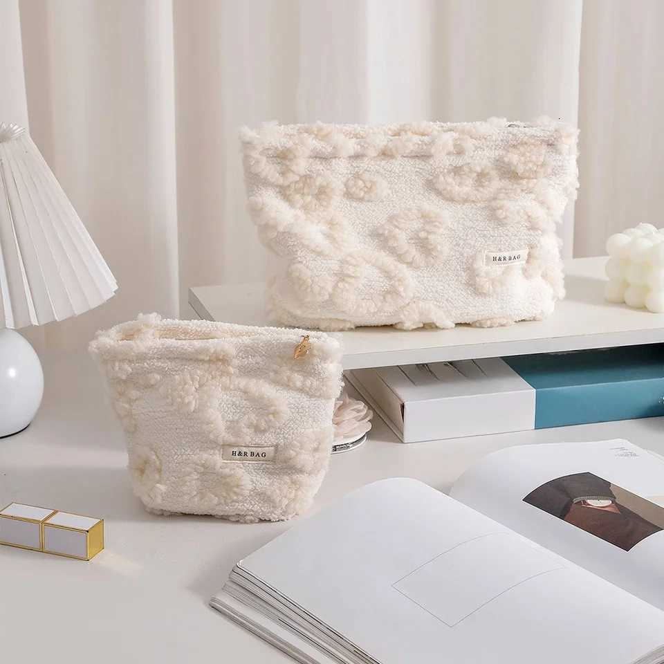 HeartShaped Plush Makeup Bag Travel Cosmetic Pouch Portable Skincare Organizer Unscented Soft Faux Fur Toiletry HandbagT251024