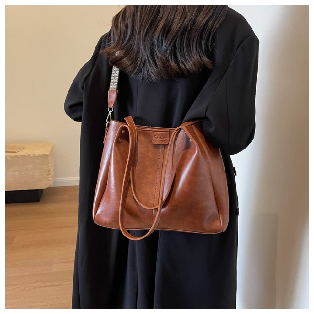 Fashionable Ladies' Oversize Fall-Winter Shoulder Pouch with Premium Build Quality