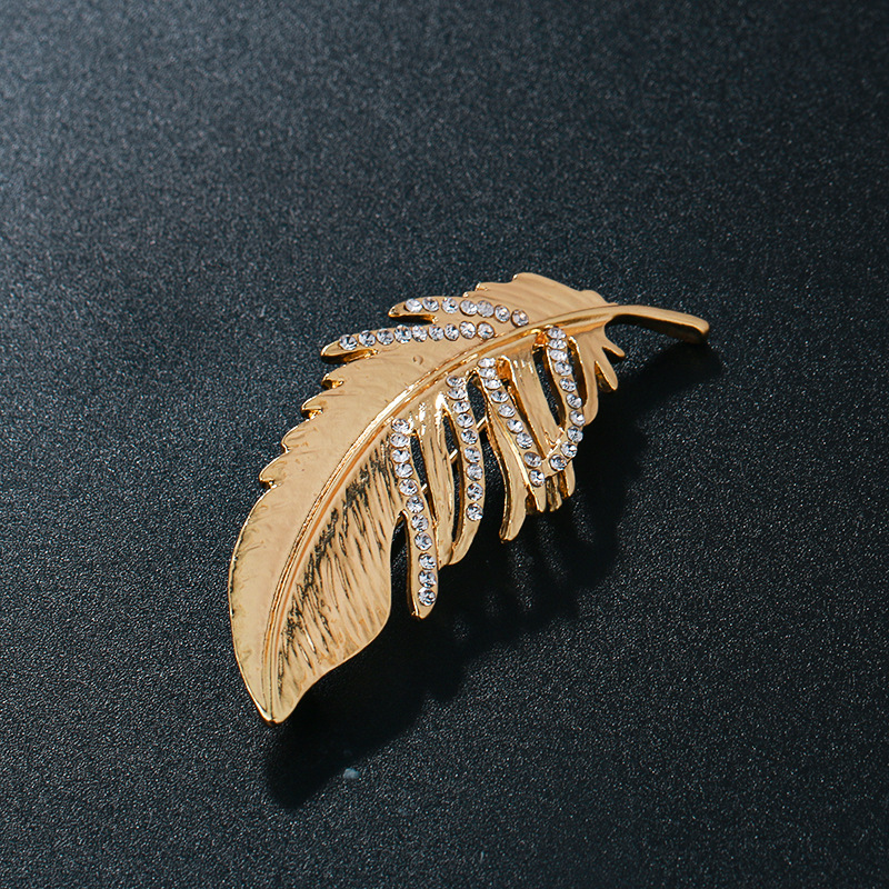 Designer brooch High end niche exquisite elegant feather brooch camellia pearl inlaid diamond brooch Jewelry Pin gift for women free shipping