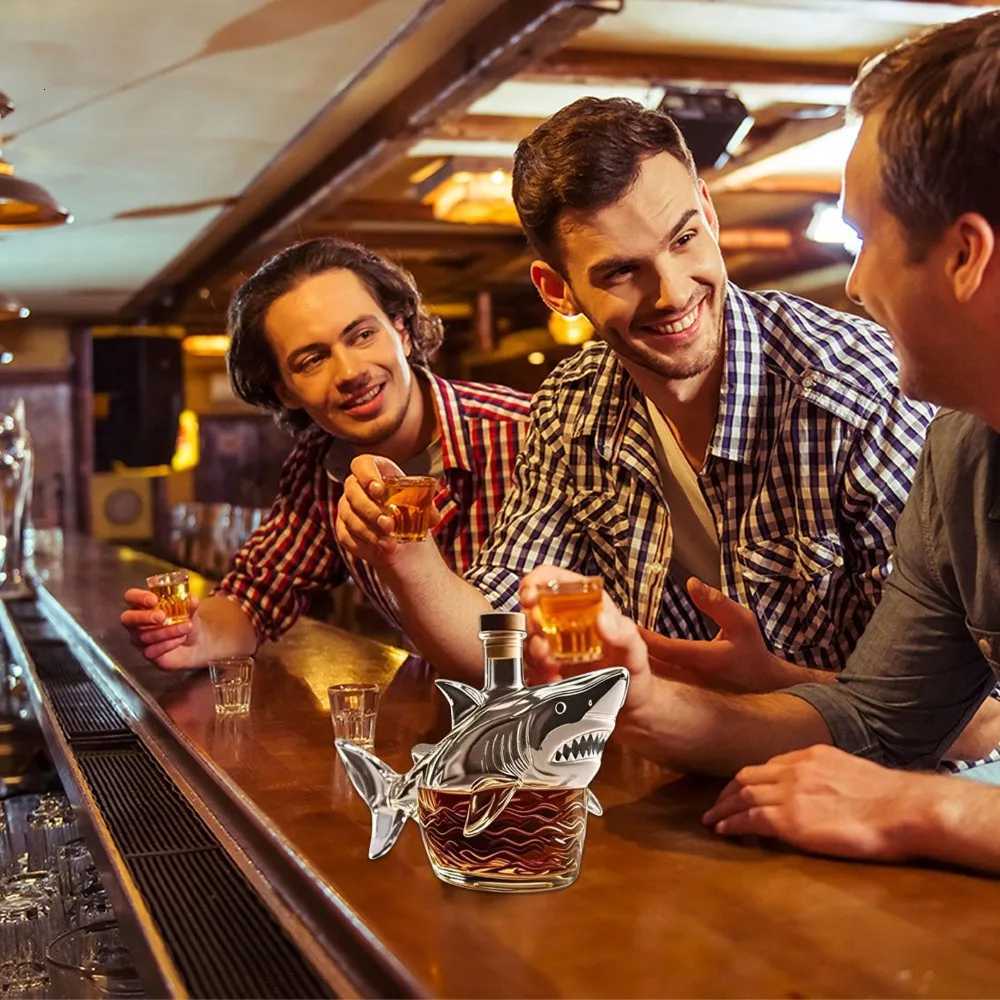 Creativity Jaws 50th Whiskey Bottle 320 Ml Shark Statue Wine Bottle 3D E Theme Statue Wine Decanter He Bar Y251024
