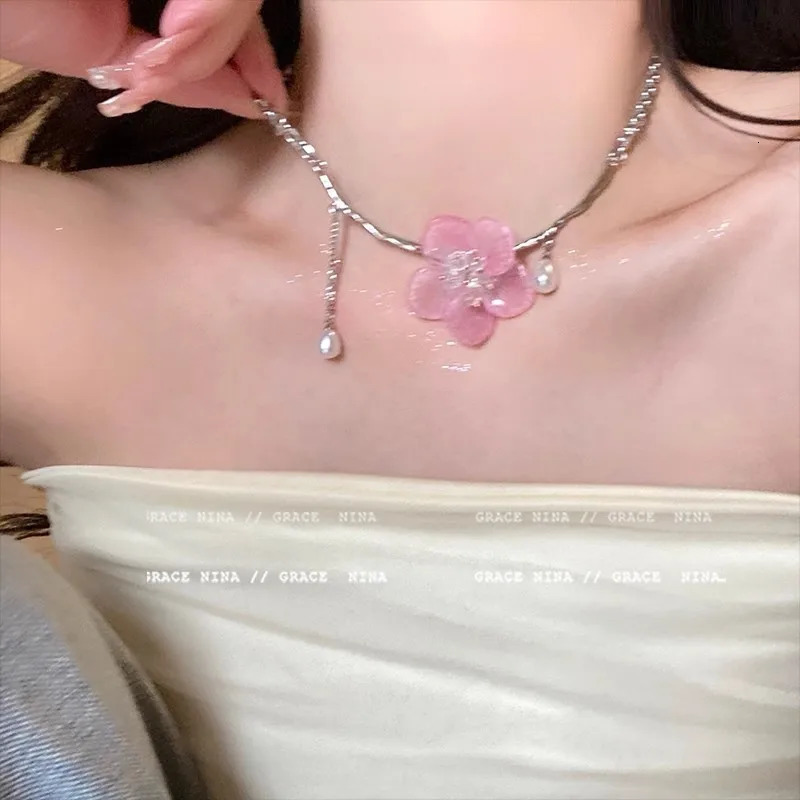 Romantic Niche Pink Sweet Flower Collarbone Chain Versatile Temperament Necklace Womens Pearl Fringe Collarbone Chain 251016