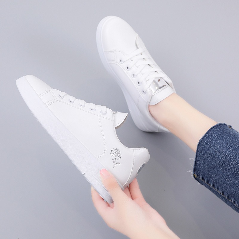 Woman Casual Shoes Fashionable White Running Shoes Breathable Sports Shoes Embroidered Flower Lace Up Low Cut Flat Shoes Mesh for Comfort