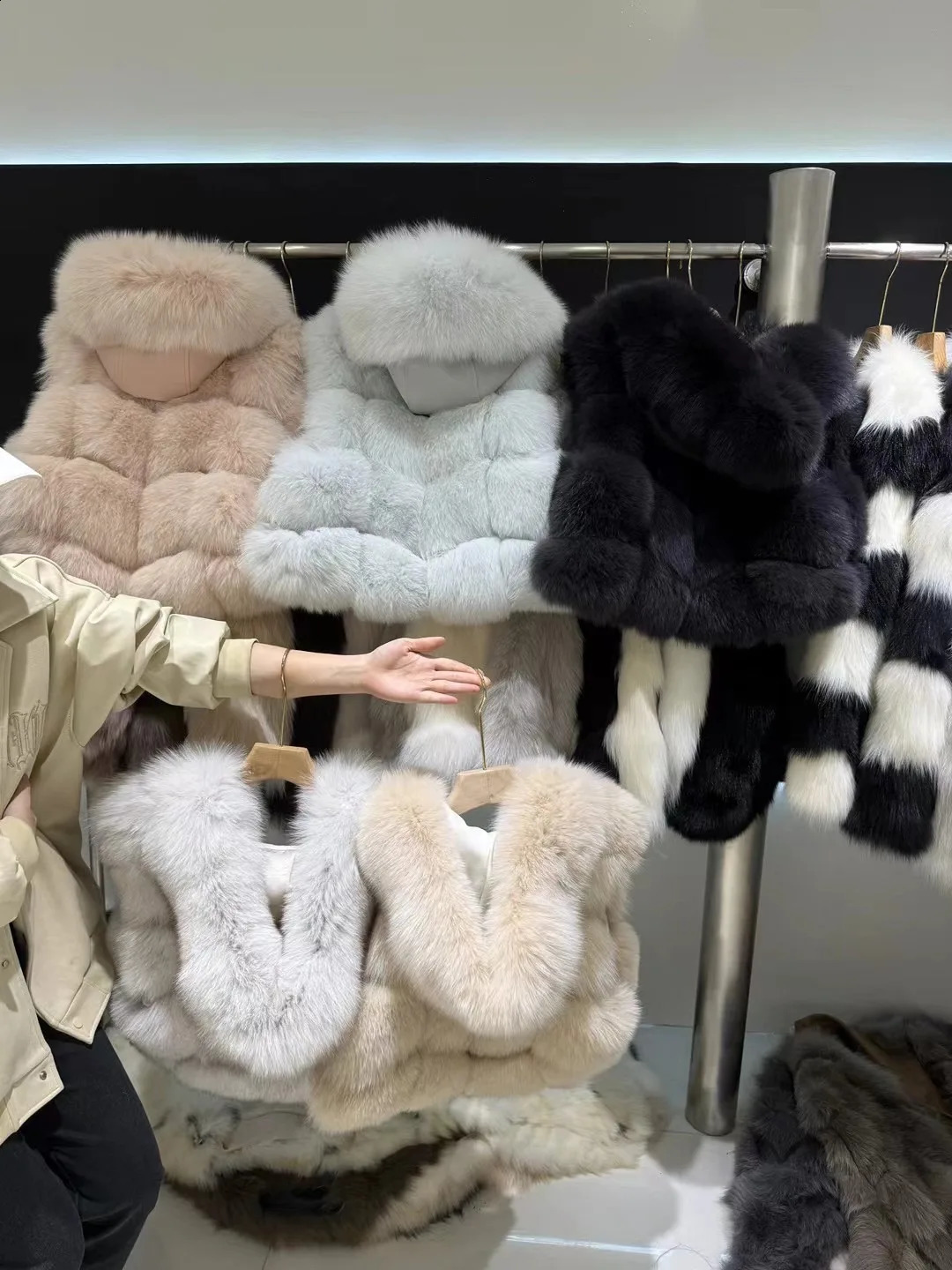 Natural Fur Vest Women Winter Coat Fashion Hoodies Thick Warm Female Short Real Sheepskin Genuine Jackets y251018