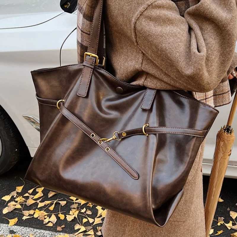 Wens Vintage Large Capacity PU Leather Tote Bag Metal Buckle Strap Accents Top Handle Shoder Carry Bags For Winter 2025 Y251022