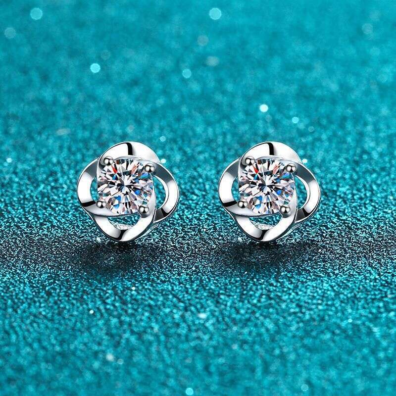 DHCollections-- XDY Pure Sier for Women Same Style 30 50 Points Simple Four-Prong Moissanite Stud Earrings Straight