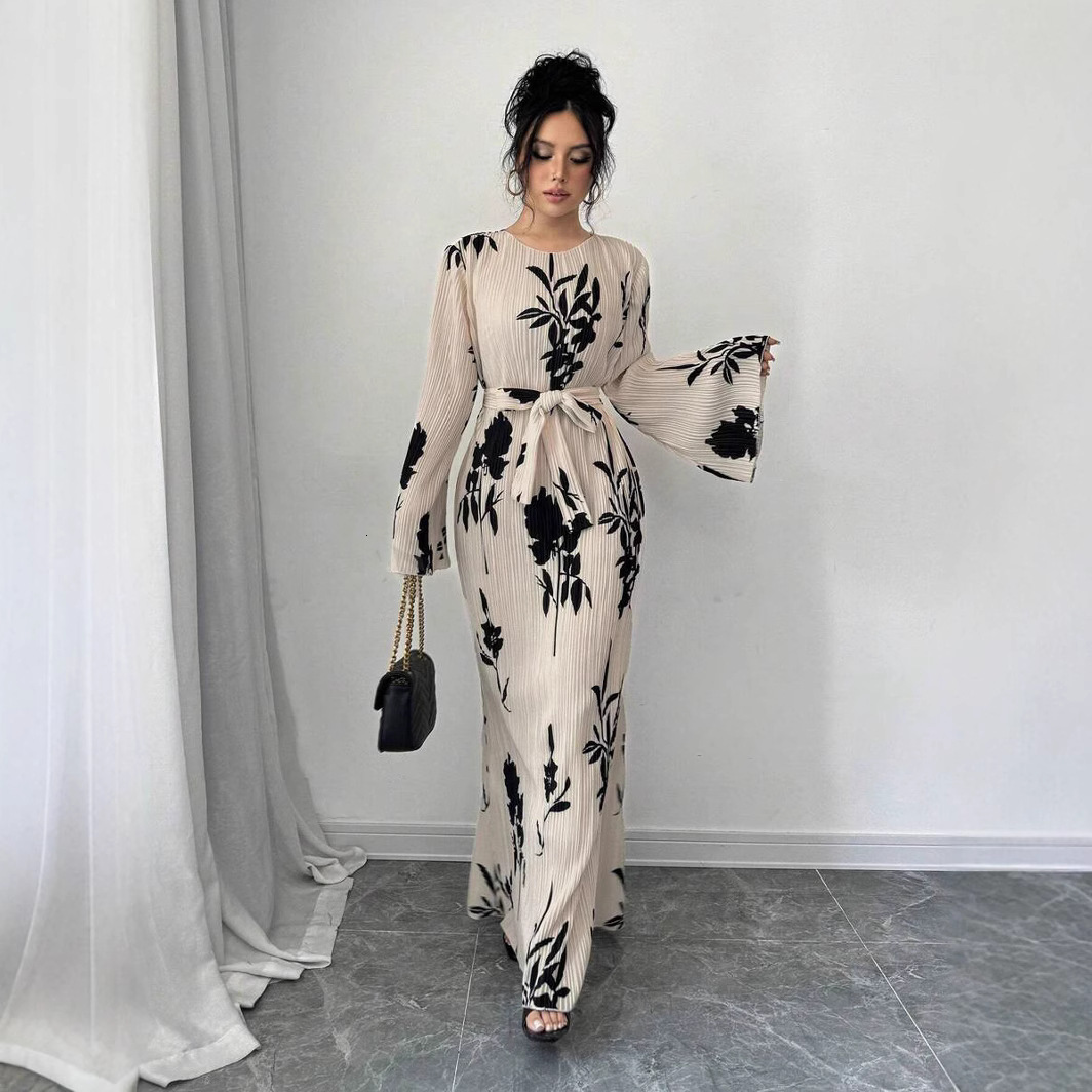 Designer women's autumn and winter new elegant pleated fabric trumpet long sleeved dress