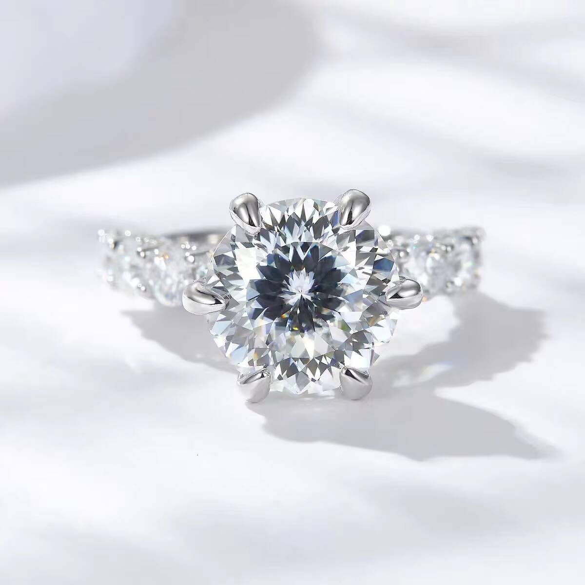S925 Sterling Silver Plated 18K White Gold Diamond Ring with 30ct VVS Moissanite Fashionable Light Luxury Wedding Ring