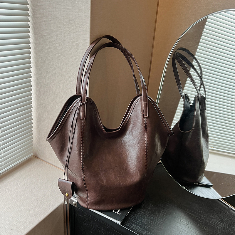2025 Summer Women's Large Capacity Handheld Shoulder Bag Exquisite Simple Multi functional Outdoor Commuter Crossbody Bag Fashionable Mobile Phon