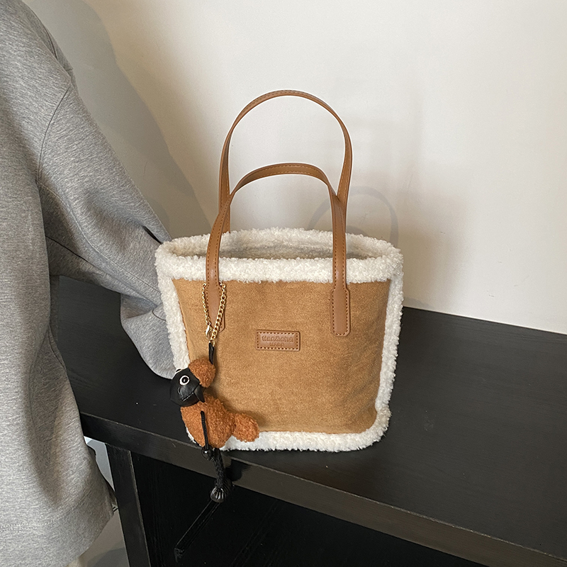 Women's 2025 New Autumn Winter Super Hot Lamb Wool Fur Velvet Vegetable Basket Casual Versatile Shoulder Bag
