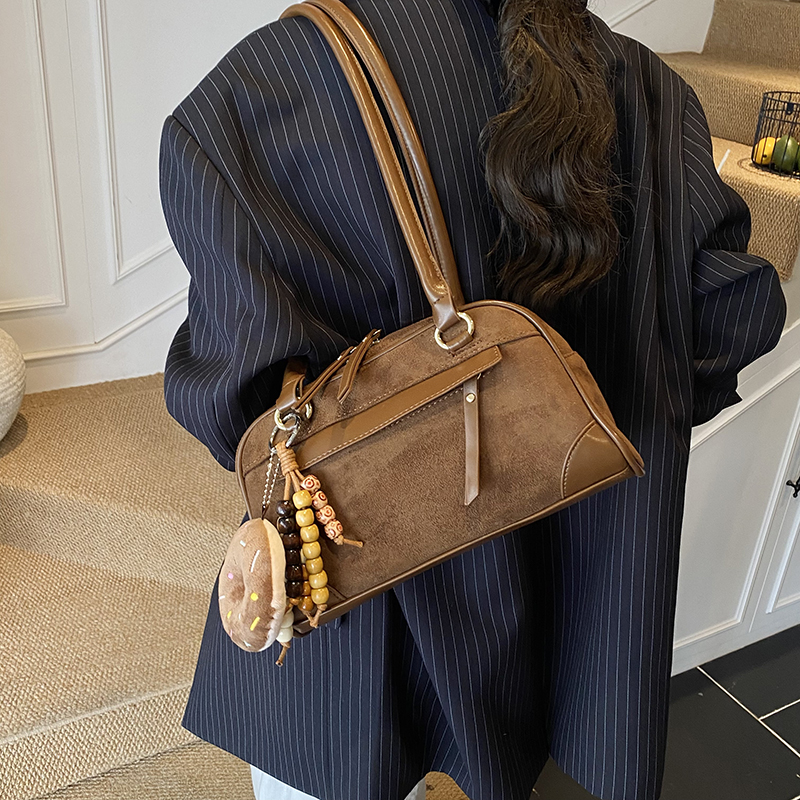 Korean Niche Design Autumn Winter New Bowling 2025 Women Commuting Temperament fashion Trendy Shoulder Bag