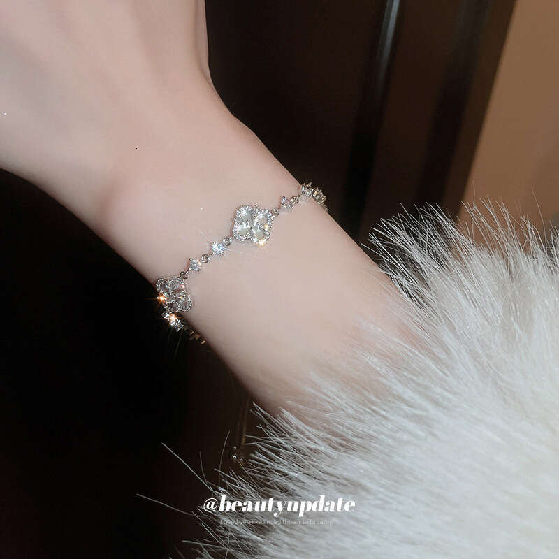 French Style Light Zircon Flower Niche Simple Design Bracelet Designer Elegant Commuting High-end Sense Jewelry
