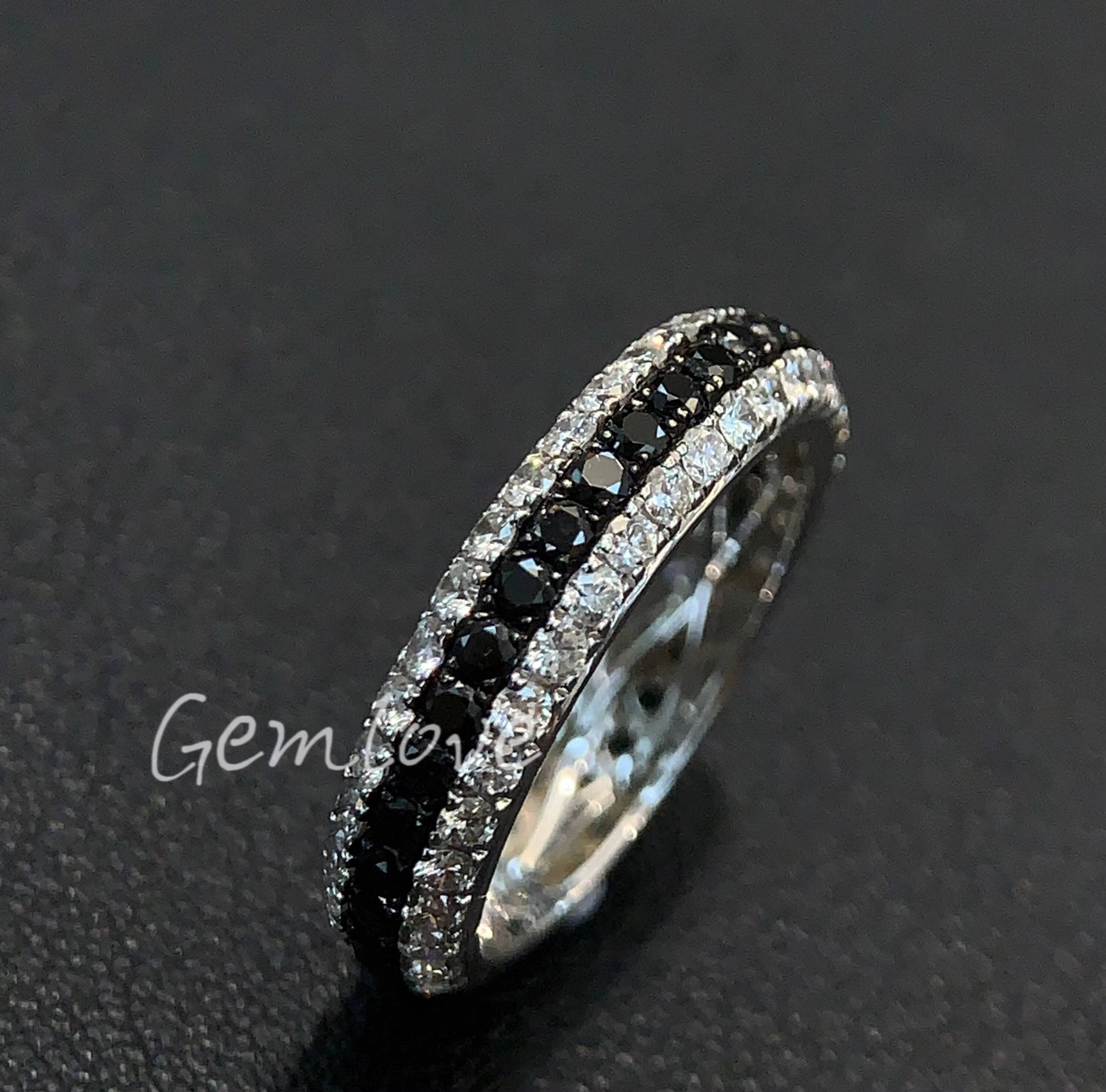 Fashionable unisex 18K gold ring featuring an IGIcertified labgrown roundcut diamond suitable for both men and women