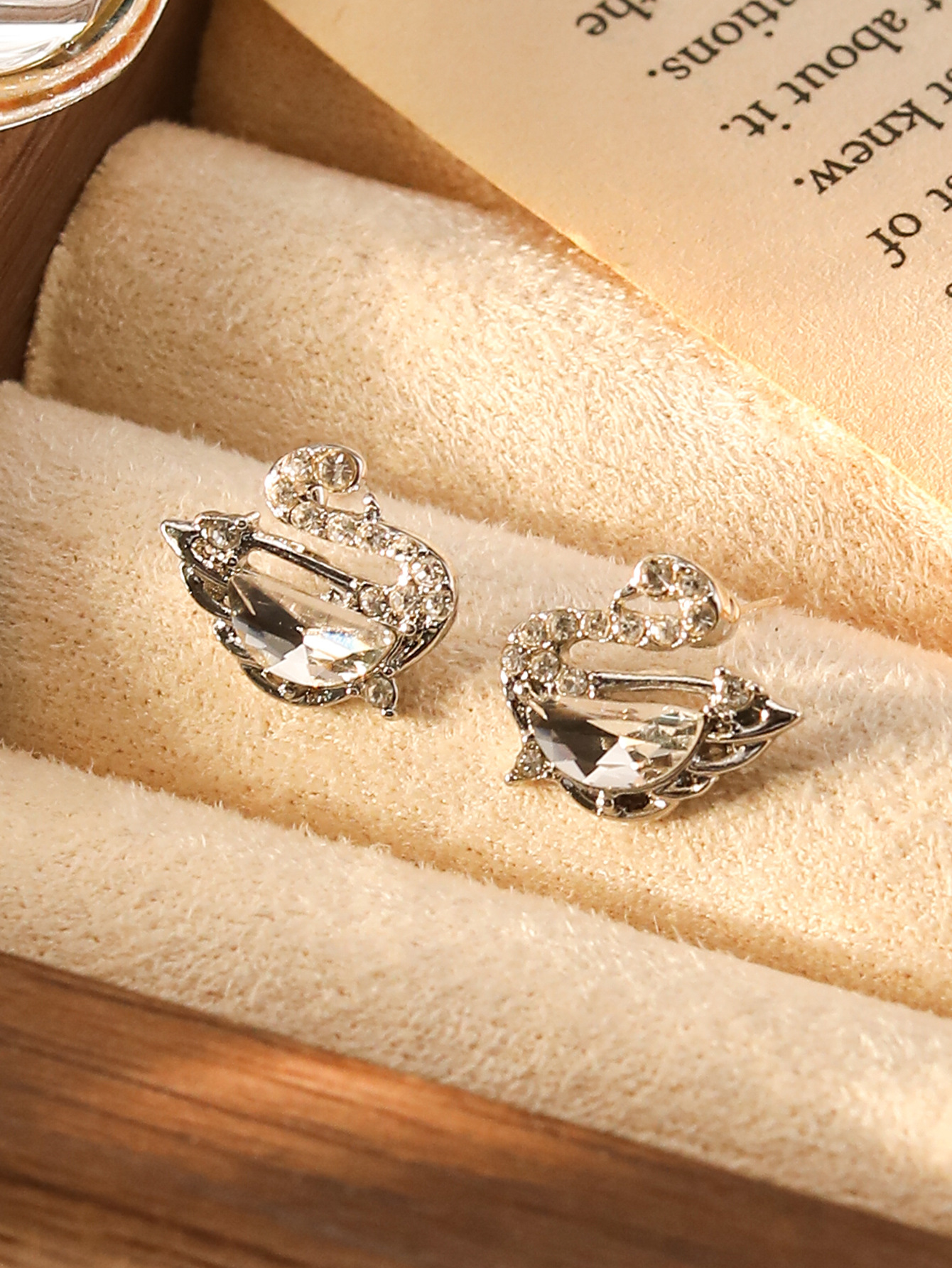 Luxury earrings Full diamond 925 silver needle swan earrings fashionable zircon light luxury niche design swan pearl earrings Designer earrings free s