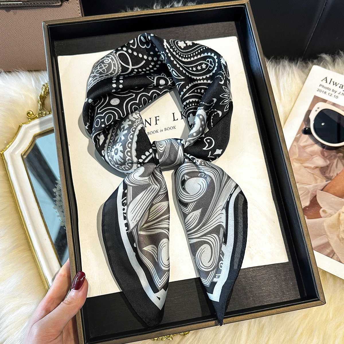 2025 New Fashion 70X70cm Wens Scarf Silk Paisley Print Scarf Square Shl Decorative band Neck Luxury Design Bandana Y251024