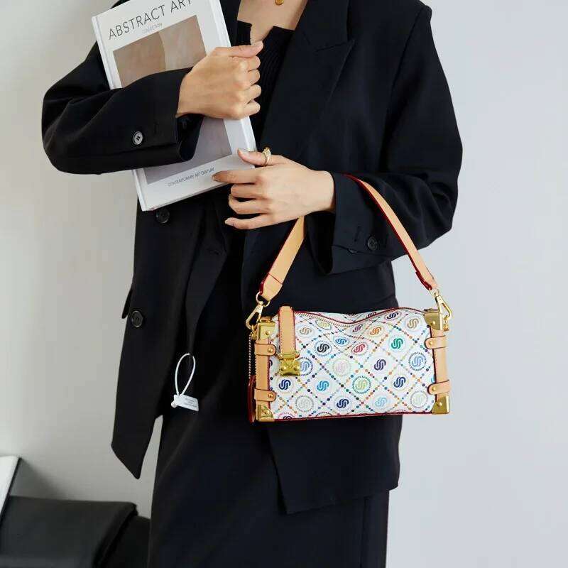 Designer bag Minimalist Casual Simple Messenger Bag For Women Stylish Crossbody Design With Leather Vintage Look And Letter