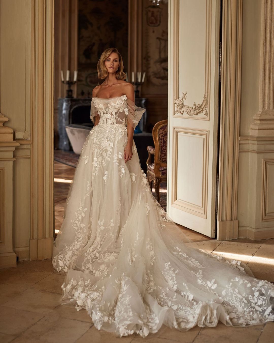 3D Flower Lace Wedding Dresses A Line Off Shoulder Pearl Beaded Bridal Gowns Sweep Train Custom Made Garden Castle Dresses for Special Occasion