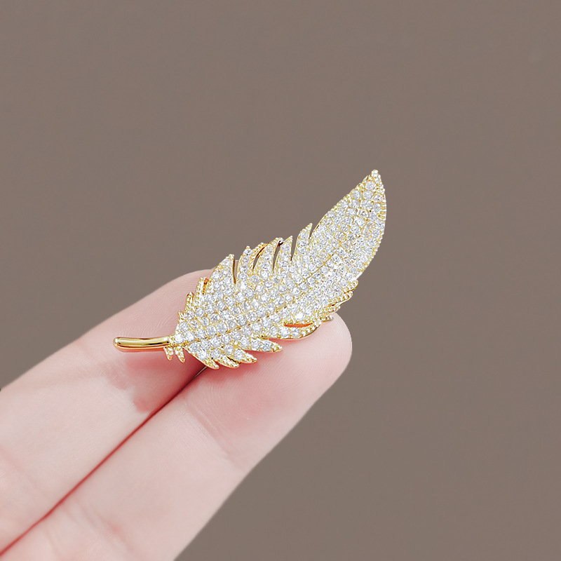 Designer brooch High end niche exquisite elegant feather brooch camellia pearl inlaid diamond brooch Jewelry Pin gift for women free shipping
