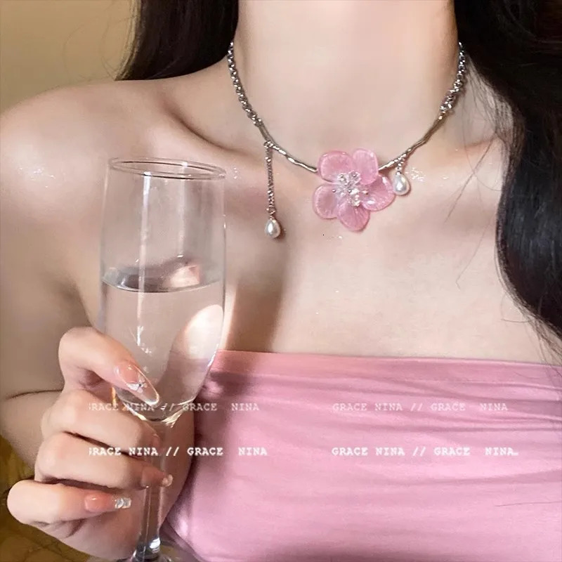 Romantic Niche Pink Sweet Flower Collarbone Chain Versatile Temperament Necklace Womens Pearl Fringe Collarbone Chain 251016