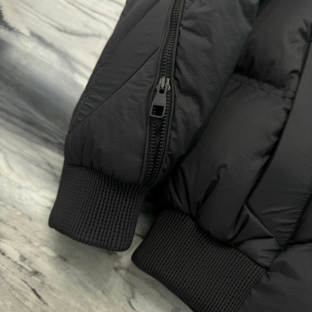 Contemporary Stylish Down Vest - Versatile Seasonal Outerwear for Men & Women