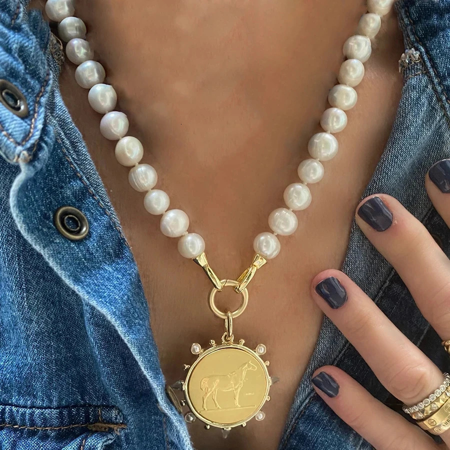 Fashion Classic Natural Pearl Sodalite Necklace Man Women Retro Charm Horse Coin Pendant Choker Party Banquet Jewelry Accessory 251016