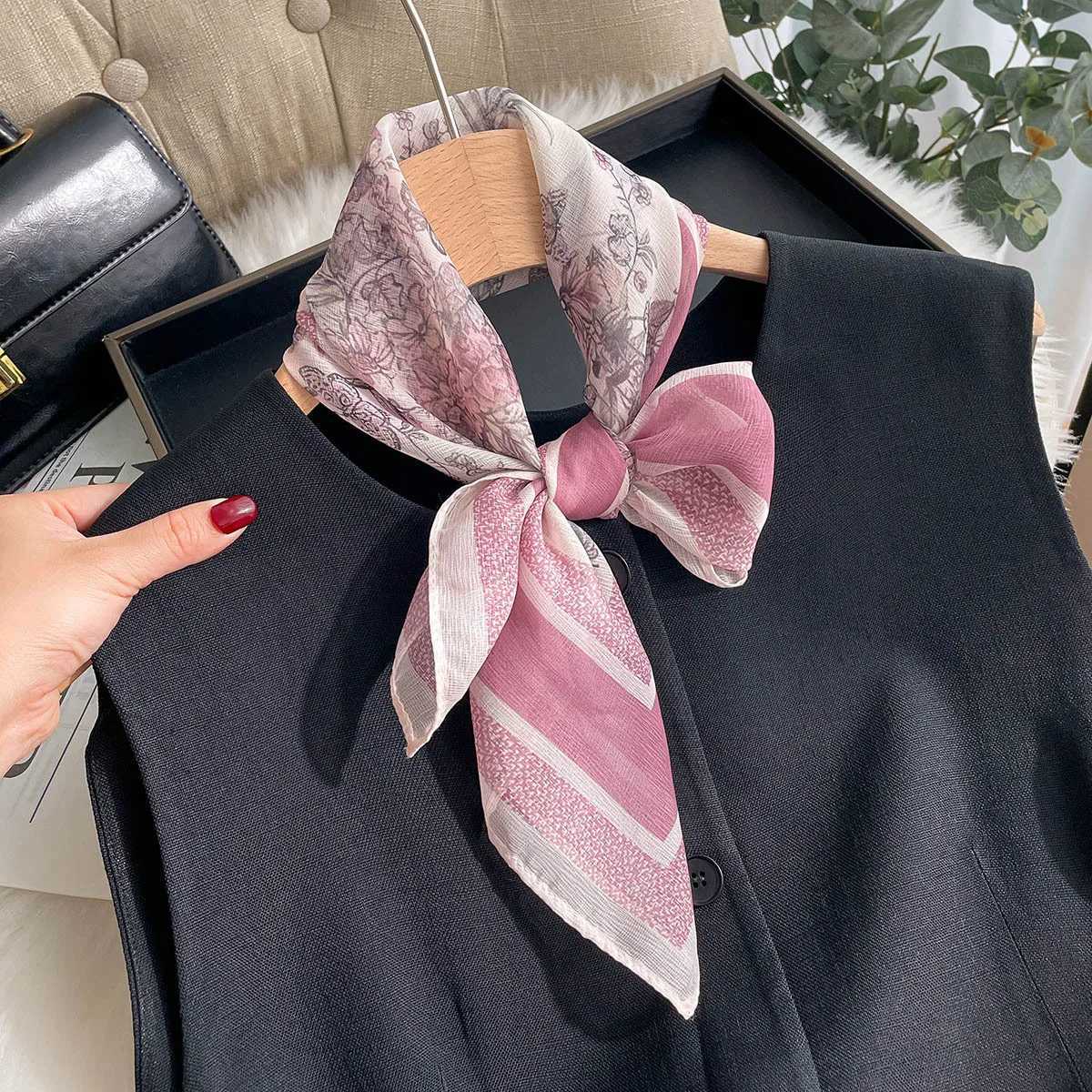 1pc ral Print Bandana Neckerchief Temperament Square Scarf Wen SpringSummer Soft Satin Scarf Hijab For Travel Beach Y251024