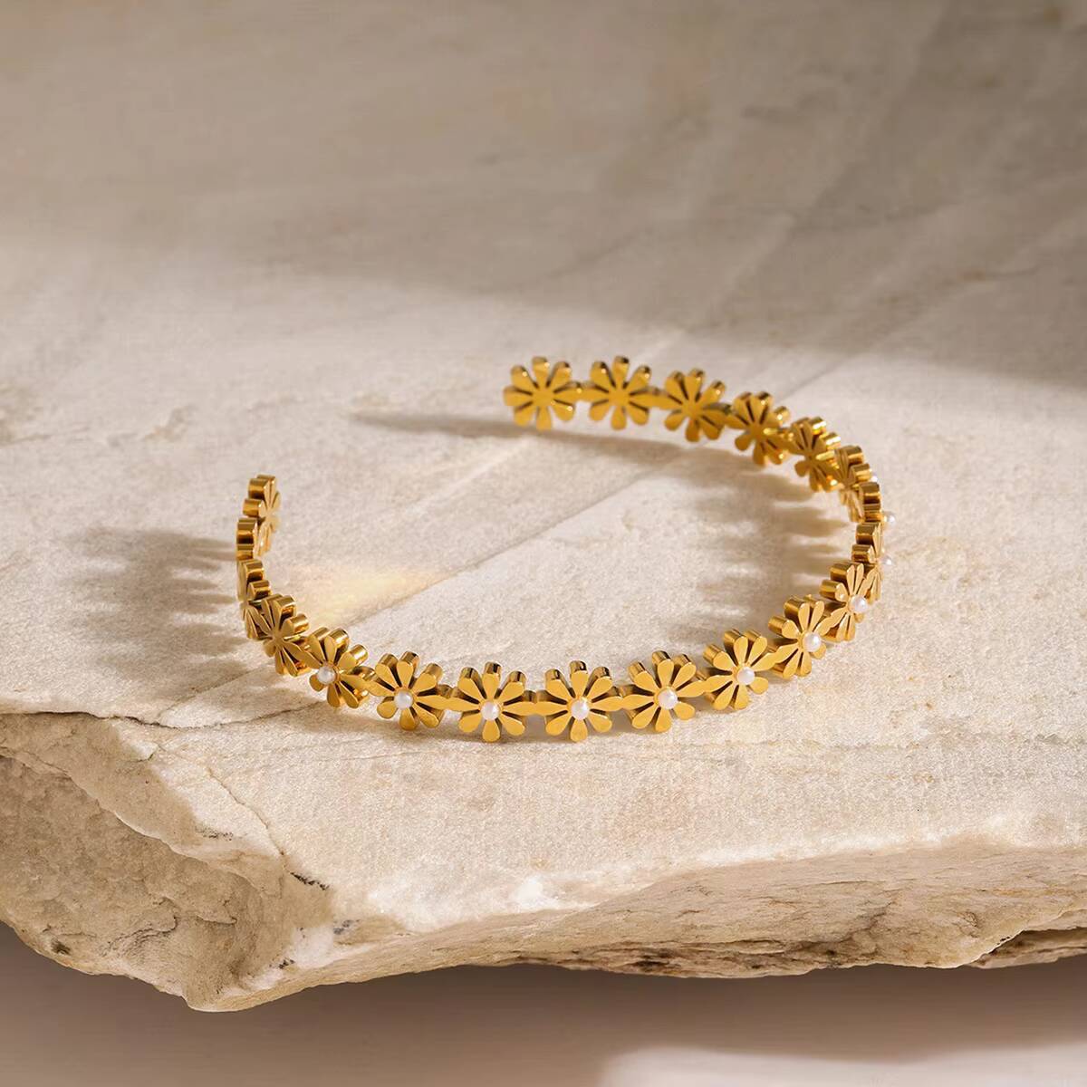 Wholesale Factory Direct Sales French Classic 18k Gold Stainless Steel Small Daisy Sticky Pearl Open Bracelet