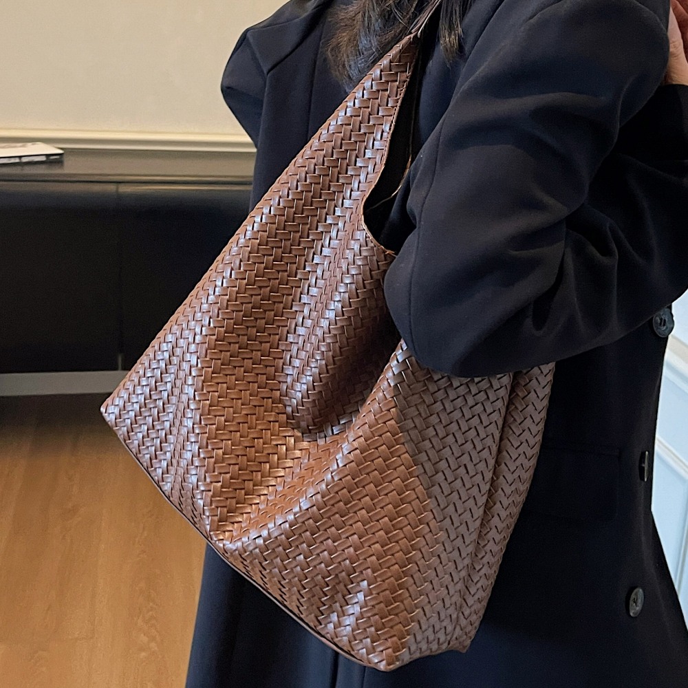 Elegant Multi-Purpose Woven Tote for Ladies: Stylish Autumn Accessory with Ample Storage Space