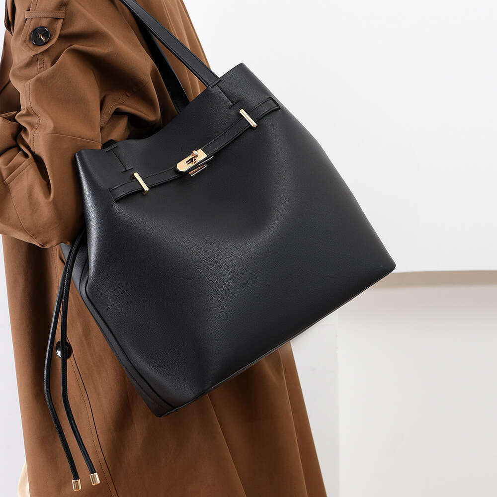 Designer Bag Tote Shoulder Bag New Simple Solid Color Versatile Fashionable Large Capacity Commuter Tote