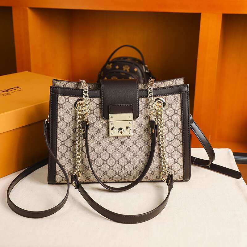 Hot Selling Hong Kong New Genuine Leather Chain Underarm Crossbody Bag Women's Brand Grand And Large Capacity Designer Bags Free Labubu Pendant A