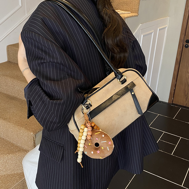 Korean Niche Design Autumn Winter New Bowling 2025 Women Commuting Temperament fashion Trendy Shoulder Bag