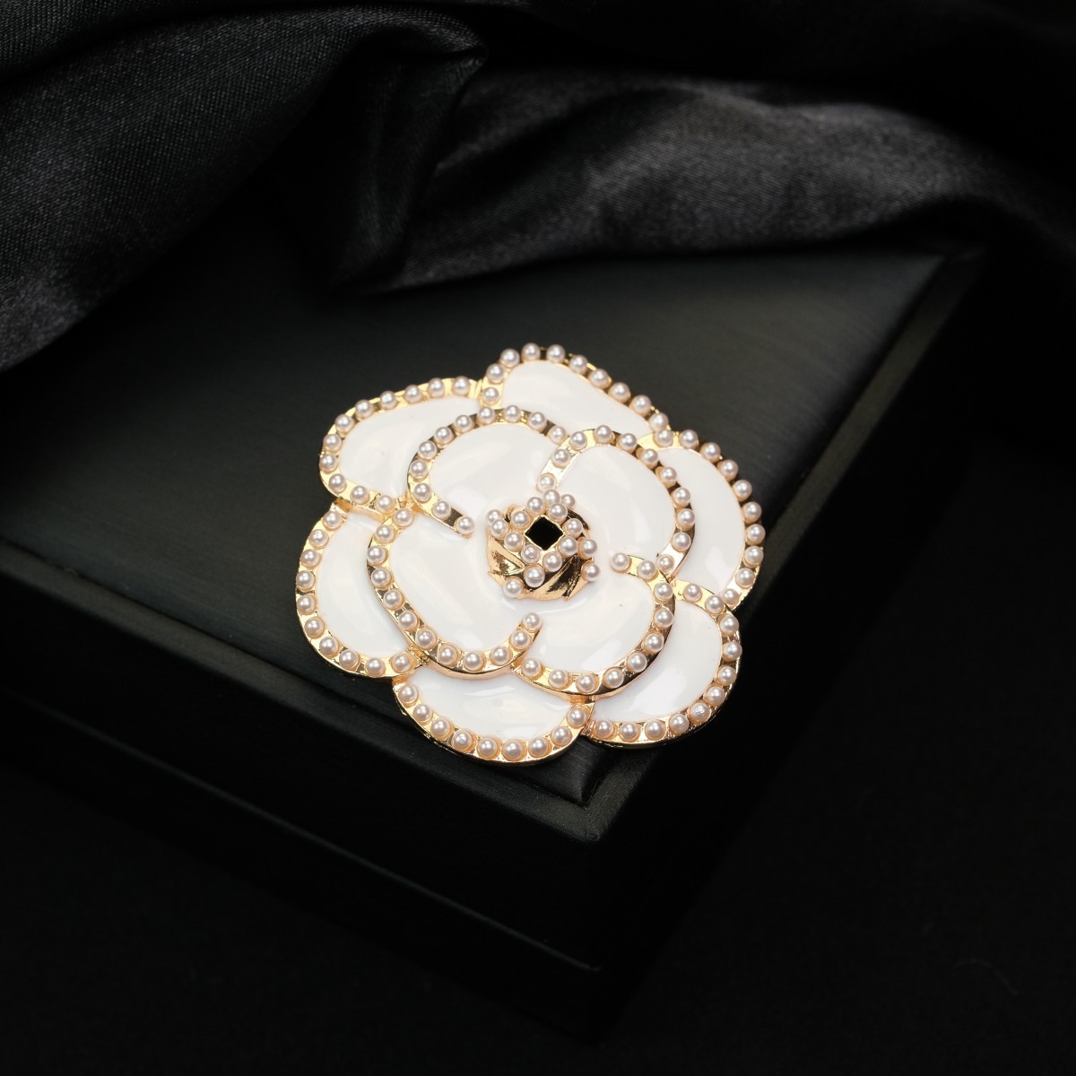 Designer brooch High end niche exquisite elegant feather brooch camellia pearl inlaid diamond brooch Jewelry Pin gift for women free shipping