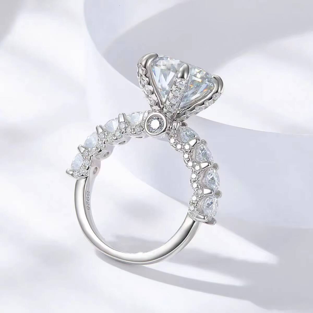 S925 Sterling Silver Plated 18K White Gold Diamond Ring with 30ct VVS Moissanite Fashionable Light Luxury Wedding Ring