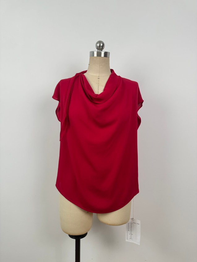 Simple, sophisticated, and elegant silk short-sleeve top Effortlessly chic with an innate sense of high-end beauty JYS37053