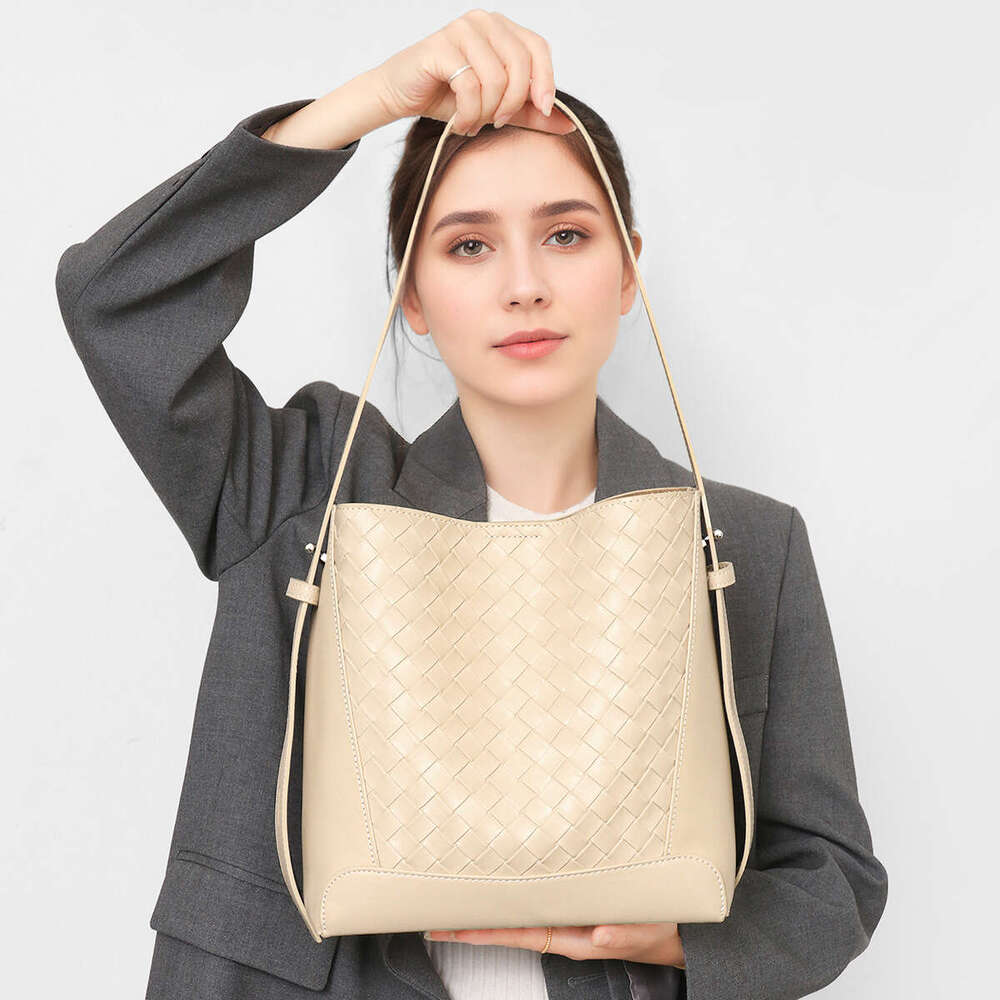 Women's tote bag 2025 New Crossbody Versatile Genuine Leather Single Shoulder Large Capacity Commuter Bucket Bag