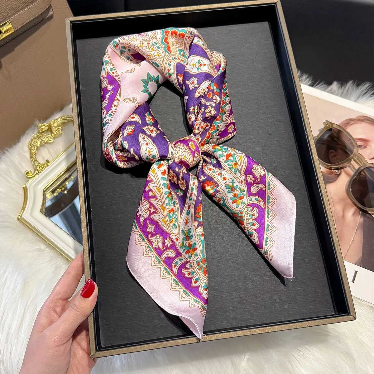 2025 Design Paisley Print 7070cm Square Scarf Wen Soft Satin Haiand Neckerchief Tie Fem band Foard Bag Ribbon Gift Y251024